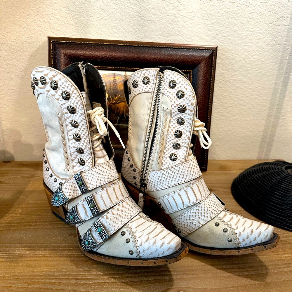 Lane showdown boots